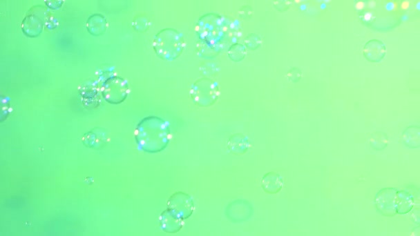 Bulles de savon bleues et claires sur fond vert clair — Video