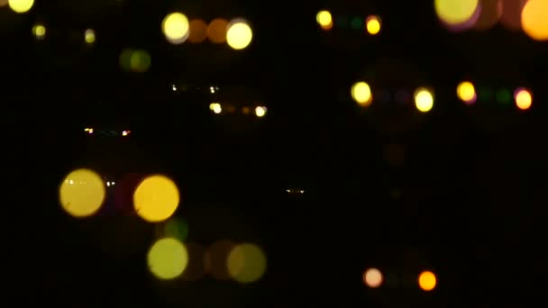 Bulles de savon bleues, jaunes, brunes et orange sur fond noir, bokeh, gros plan, ralenti 
