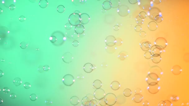 Modré a jasné mýdlové bubliny tyrkysové a světle oranžová, pozadí, zpomalené