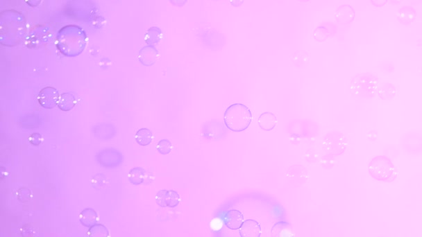 Bulles de savon sur rose clair, fond, ralenti 
