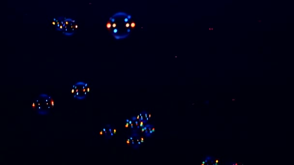 Burbujas de jabón azul sobre fondo negro — Vídeos de Stock
