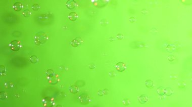 Mavi ve açık sabun köpüğü çamurlu yeşil, arka plan, ağır çekim