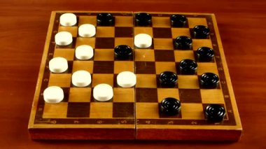 İki Kişilik dama tahtası üzerinde zaman atlamalı oynamaya başlamak