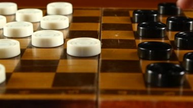 İki Kişilik dama tahtası üzerinde ağır çekim, oynamaya yakın çekim