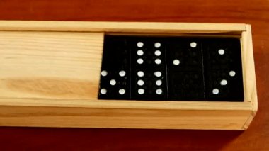 Aç kutusunda, ahşap yüzeyde izole Domino oyunu