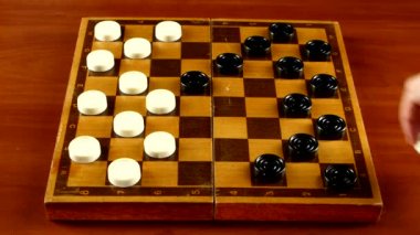 İki kişiler dama tahtası üzerinde oynama