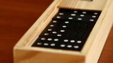 Kapalı kutuda Domino oyunu, ahşap yüzeyde izole, yavaş hareket