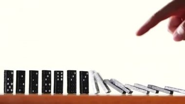 Parmak düşen domino, yavaş hareket