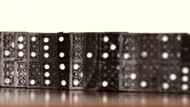 Domino, изолированный на белом, динамическая смена фокуса, кадр из тележки — стоковое видео