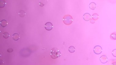 Açık pembe, arka plan üzerinde mavi ve net sabun kabarcıkları