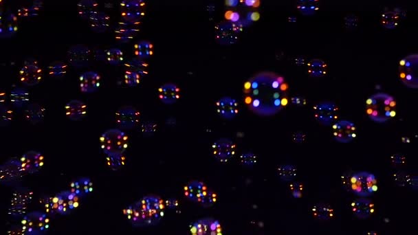 Сині та помаранчеві мильні бульбашки на чорному фоні, повільний рух — стокове відео