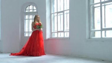 Çiçeklerle vintage pencereleri geçerken muhteşem kırmızı elbisegüzel kız