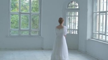 Beyaz elbiseli güzel kız buket, yavaş hareket geri atmak