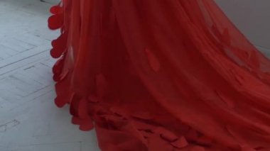 Hemline ile muhteşem kırmızı elbisegüzel kız vintage pencereler, yavaş hareket geçmiş yürümeye devam
