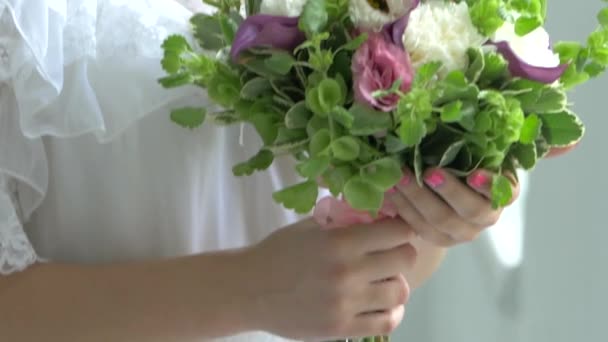 Blond meisje in witte jurk met charmant boeket van bloemen, ruikende — Stockvideo