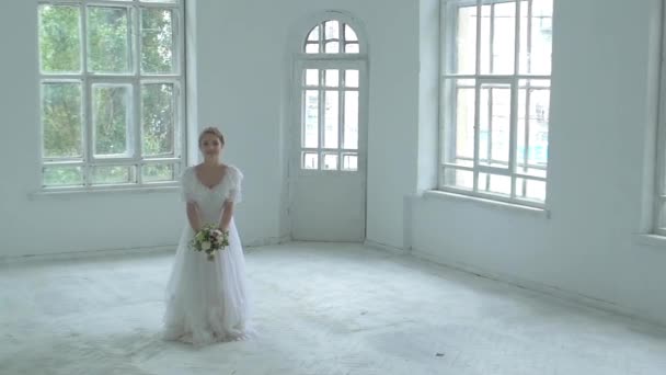 Menina bonita em vestido branco jogar o buquê, câmera lenta — Vídeo de Stock