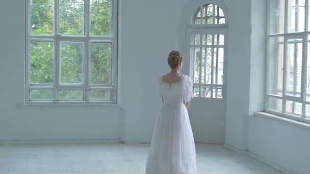 Beyaz elbiseli güzel kız buket, yavaş hareket geri atmak — Stok video