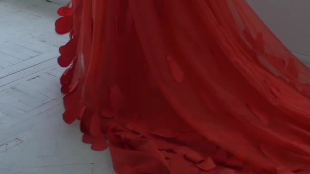 schöne Mädchen in wunderschönen roten Kleid mit Saum weiter zu Fuß an den Vintage-Fenstern, Zeitlupe