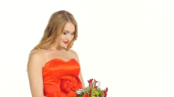 Bella giovane donna in bel vestito rosso odora i fiori, sorridente, isolato su bianco, rallentatore — Video Stock