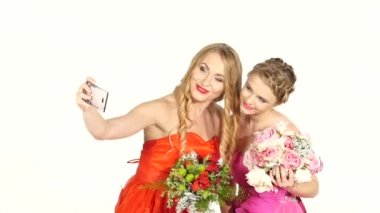 İki güzel kız güzel elbiseler selfie, beyaz, ağır çekim alarak