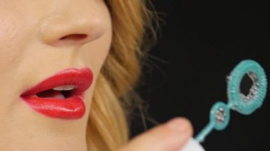 Güzel sarışın genç kadın siyah, kapatma Bubble havaya, ağır çekim