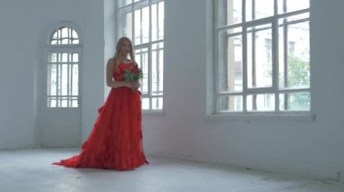 Çiçekli, ağır çekim vintage windows geçmiş yürürken çok güzel Kırmızı elbiseli güzel kız