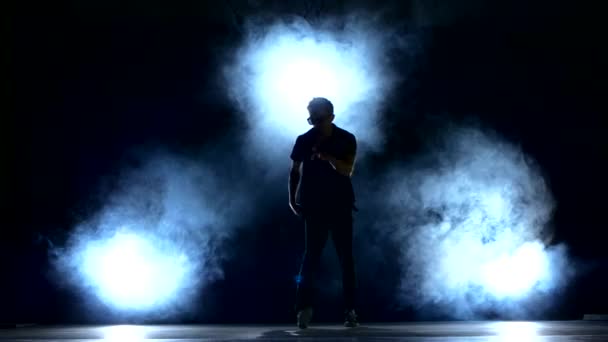 One hip hop break-dancer homme élégant en lunettes de soleil danse, fumée, silhouette — Video