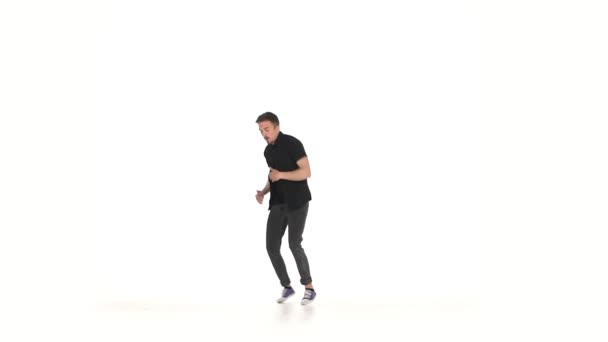 Joven, elegante b-boy hombre en camisa haciendo movimientos de baile de frenos, en blanco, cámara lenta — Vídeos de Stock