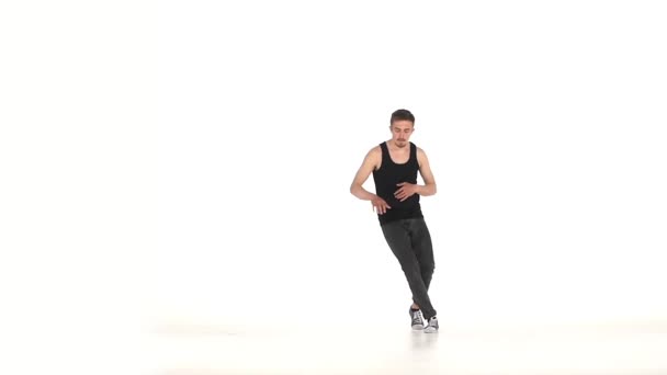 Joven hombre b-boy en camisa haciendo movimientos de baile de frenos, en blanco, cámara lenta — Vídeos de Stock