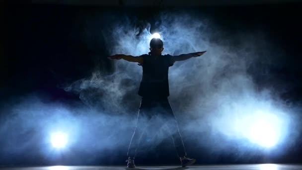 Один хип-хоп брейк-дансер стильный мужчина танцы, дым, силуэт, замедленная съемка — стоковое видео
