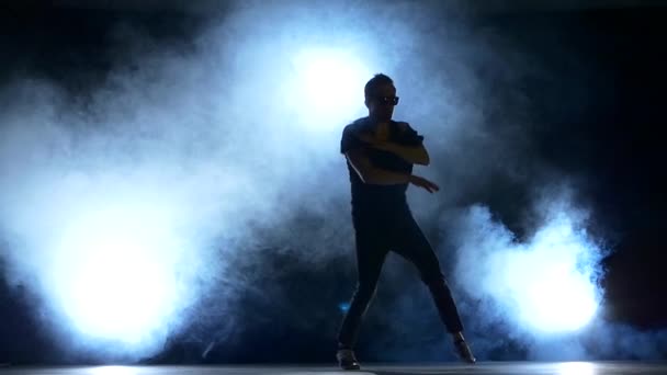 Un hip hop break-dancer uomo elegante inizia a ballare, fumo, silhouette, rallentatore — Video Stock