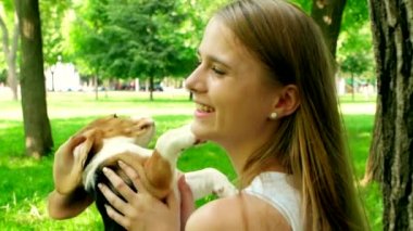 doğada oynayan bir köpek beagle ile mutlu kız. Yavaş çekim
