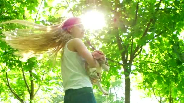 공원에서 그녀의 비글 개와 함께 노는 소녀. 슬로우 모션 — 비디오
