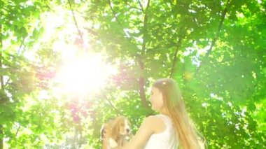 gir yaz parkında onu beagle köpek ile oynuyor. Yavaş çekim