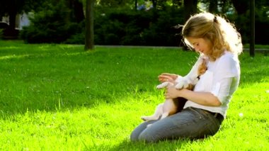 Onun güzel beagle köpek açık havada bir kadının portresi