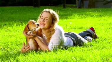 açık havada doğa üzerinde oynayan bir köpek beagle ile mutlu kadın portre