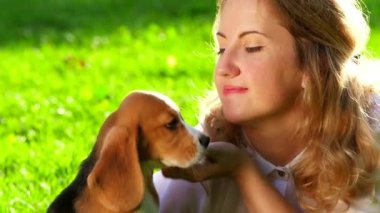 doğada oynayan bir köpek beagle ile mutlu kadın. Yakın çekim