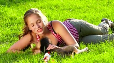 Parkta beagle köpeğiyle oynayan kız. Yavaş çekim
