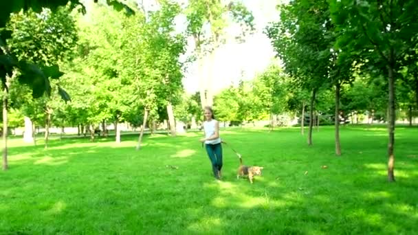 glückliche junge Frau beim Joggen mit ihrem Beagle-Hund. Zeitlupe