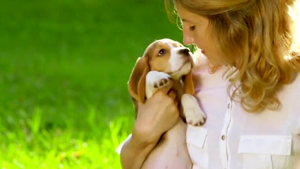 Portret van een vrouw met haar mooie hond buiten — Stockvideo