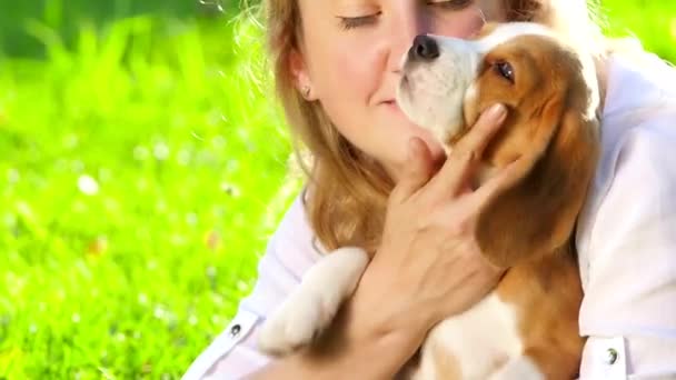 doğada oynayan bir köpek beagle ile mutlu kadın