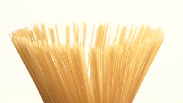 La parte superiore della pasta, su bianco, rotazione, primo piano — Video Stock