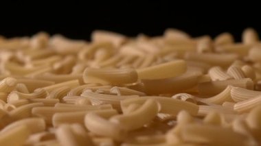 İtalyan makarna, siyah, döndürme, aşağı düşme yakın çekim, yavaş hareket