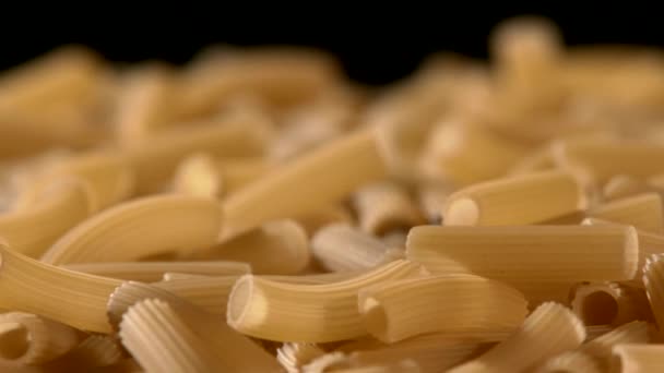 Soort Italiaanse pasta, achtergrond, zwart, rotatie — Stockvideo