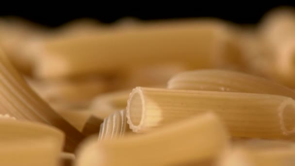 Art italienischer Pasta, Hintergrund, schwarz, Drehung, Nahaufnahme — Stockvideo