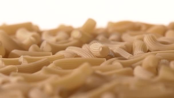 Tomber pâtes italiennes, sur blanc, rotation, gros plan, ralenti — Video
