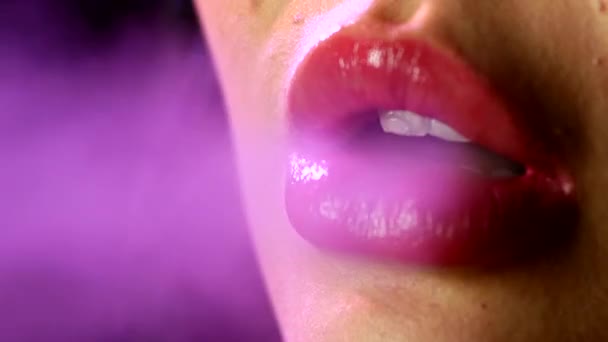 Hermosos labios de mujer fumando una cachimba. De cerca. vista lateral — Vídeos de Stock