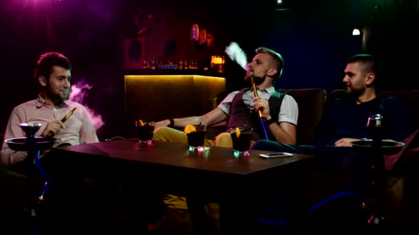 Boys smoking hookah in the lounge caffee — Stock Video