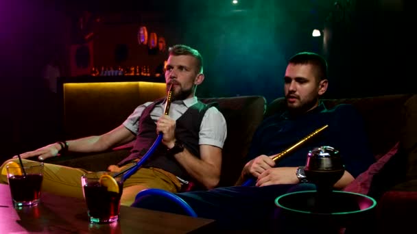 Férfiak füst shisha pipei n lounge kávéfogyasztás — Stock videók