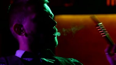 Adam sigara geleneksel nargile boru Close-Up